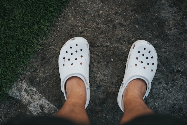 Cómo los zapatos sintéticos afectan la salud de tus pies